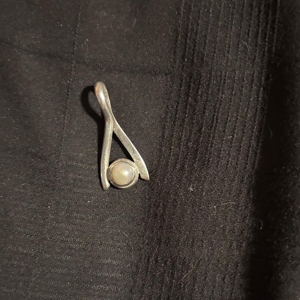 Elegant Silver Pendant with Pearl Accent